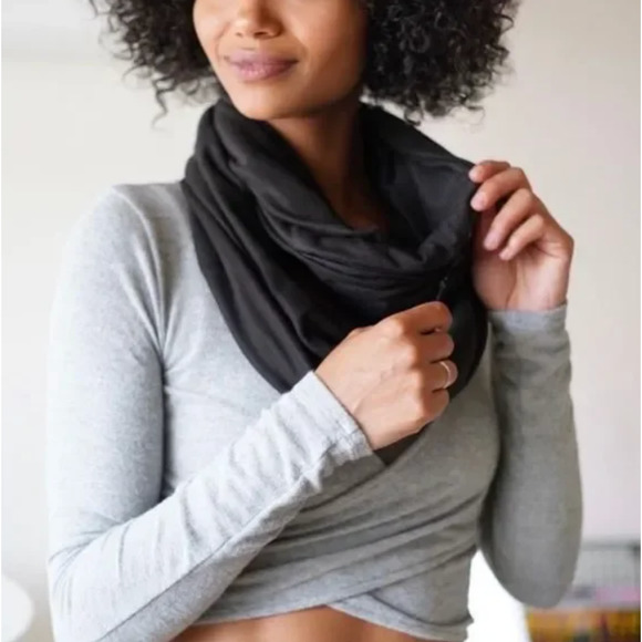 NWT Beyond Yoga Black Infinity Scarf Soft Jersey Pocket Wrap Scarf BRAND NEW - Picture 1 of 9